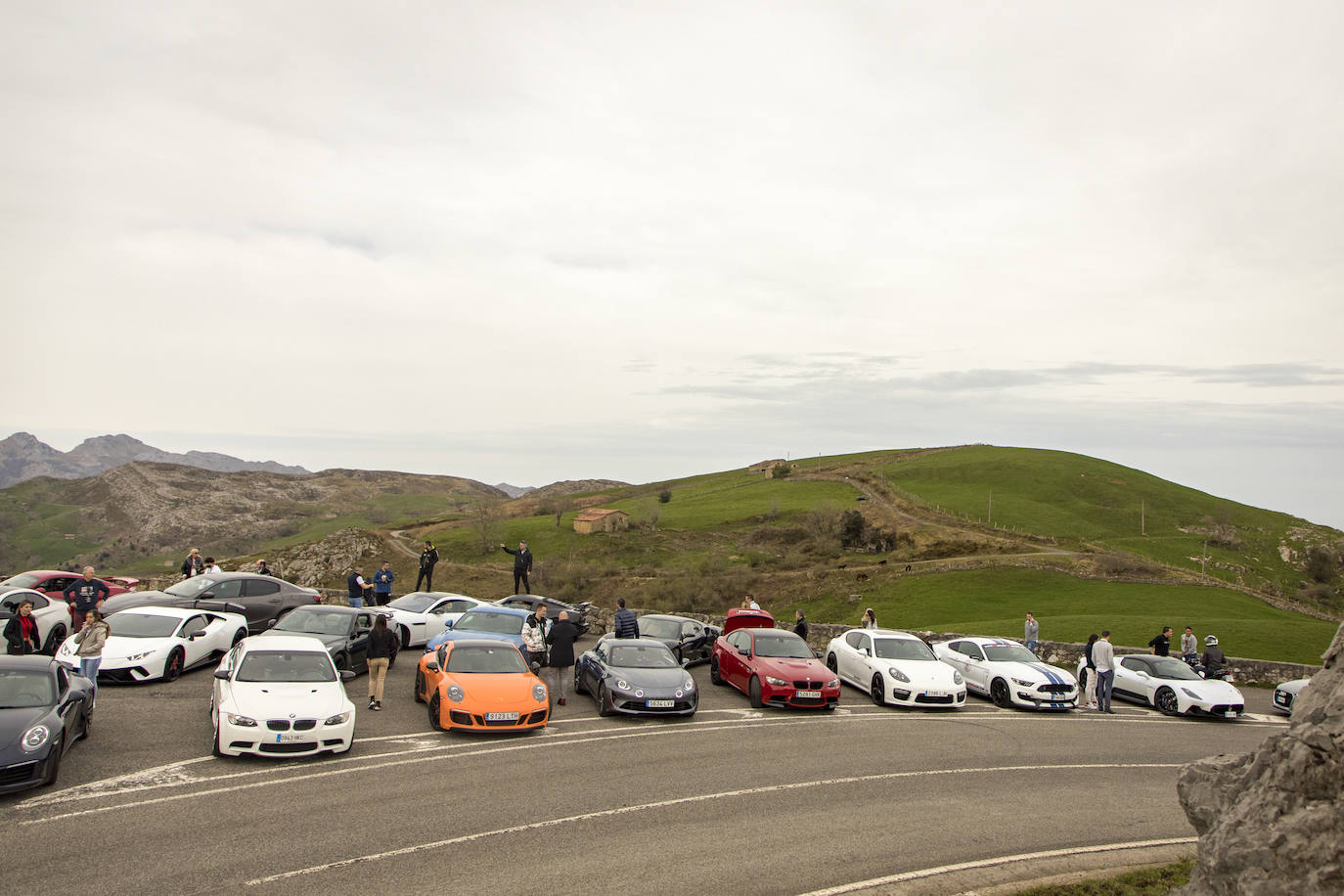 Con base en Santander, los participantes han viajado en Porsche, Lamborghini, Maserati o Ferrari por el arco de la bahía, los valles pasiegos, la costa oriental, la cuenca del Besaya y Liébana