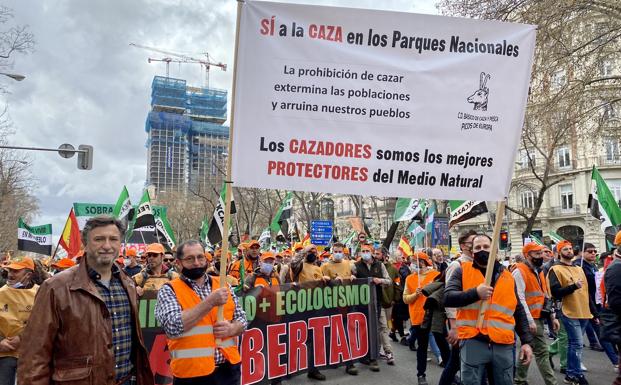 Imagen. Cristóbal Palacio, portavoz de Vox en el Parlamento, recorrió las calles de Madrid.