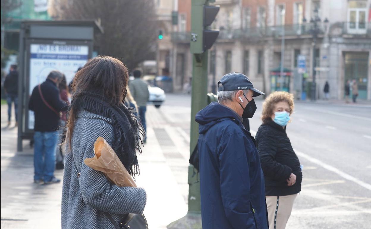 Ciudadanos con mascarilla en el centro de Santander. 
