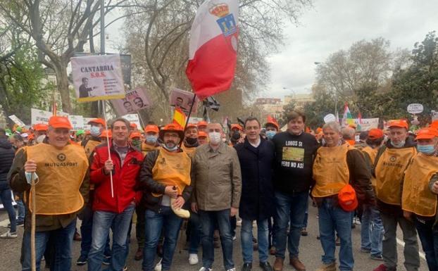 Imagen. Los diputados del PP Roberto Media y Pedro Gómez han participado en la manifestación de apoyo al sector primario en Madrid.