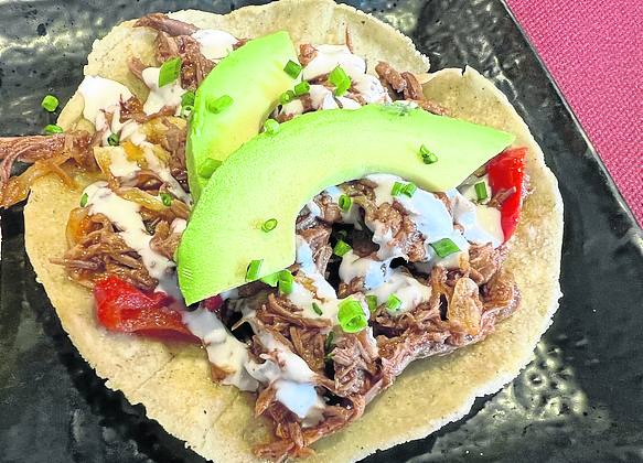 Tostada de tinga de ternera. 