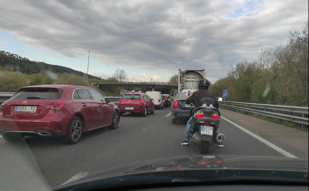 Imagen del atasco, tomada por una conductora sobre las 09.15.