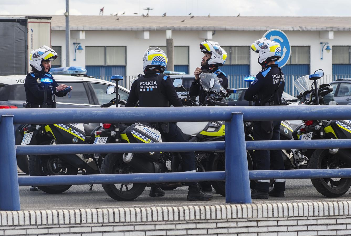 Cientos de cabezas tractoras han cogido la S-10 hacia el centro de la ciudad en una prostesta no autorizada que coincide con otra por la A-67 hasta Torrelavega. 