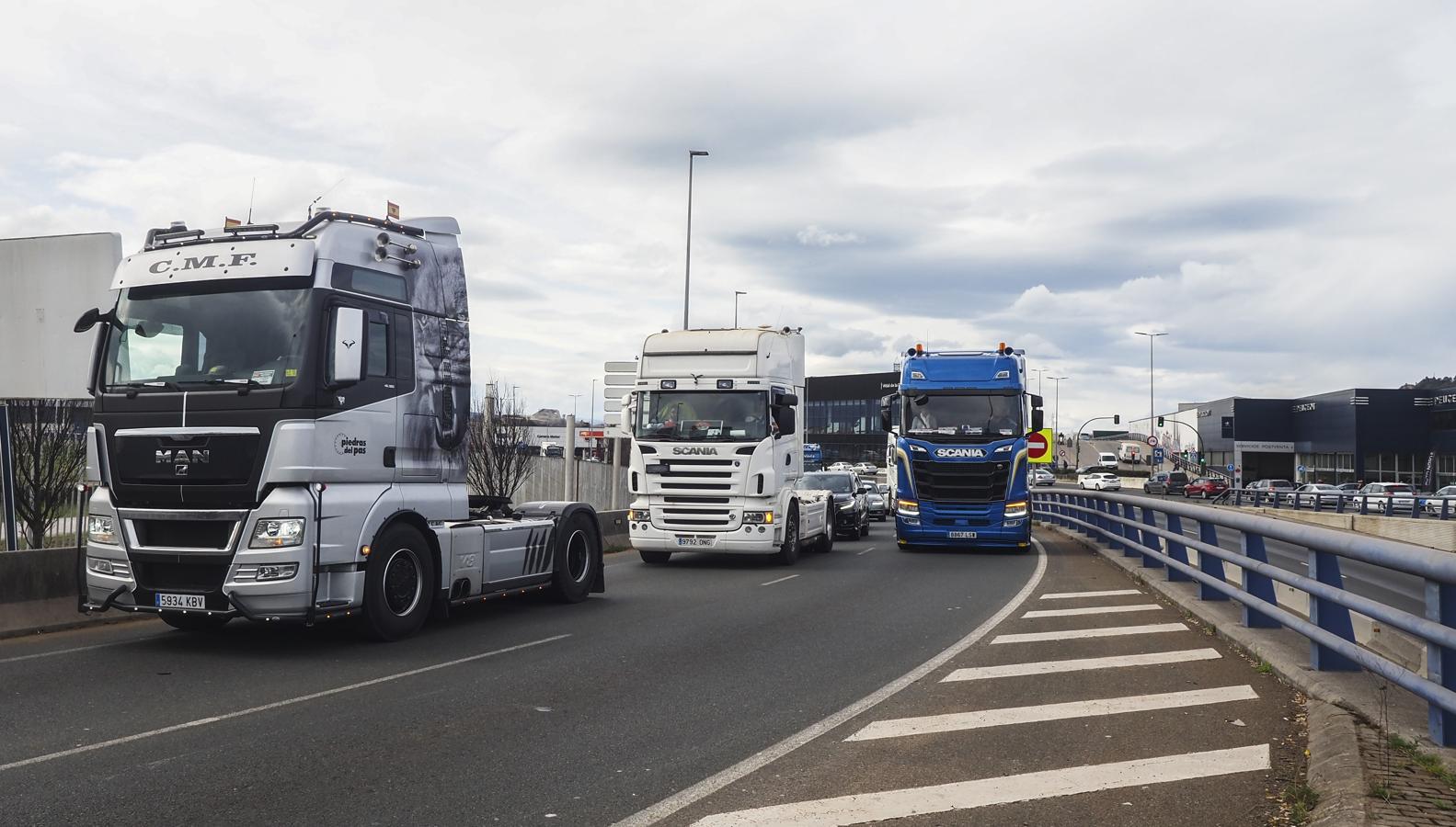 Cientos de cabezas tractoras han cogido la S-10 hacia el centro de la ciudad en una prostesta no autorizada que coincide con otra por la A-67 hasta Torrelavega. 