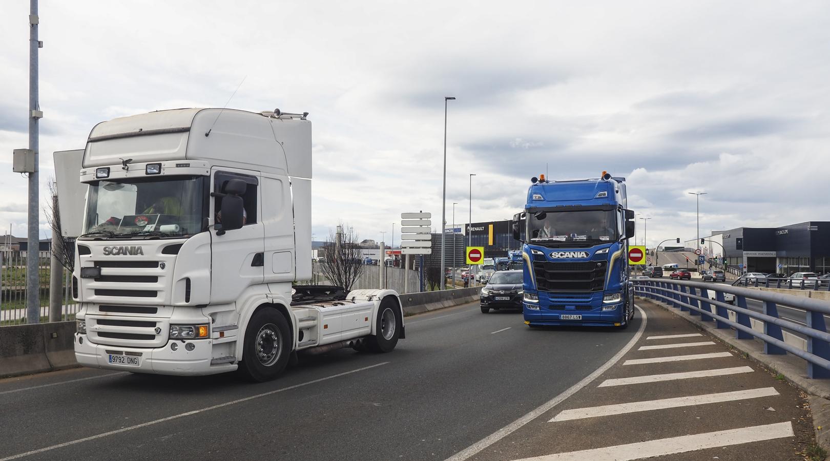 Cientos de cabezas tractoras han cogido la S-10 hacia el centro de la ciudad en una prostesta no autorizada que coincide con otra por la A-67 hasta Torrelavega. 