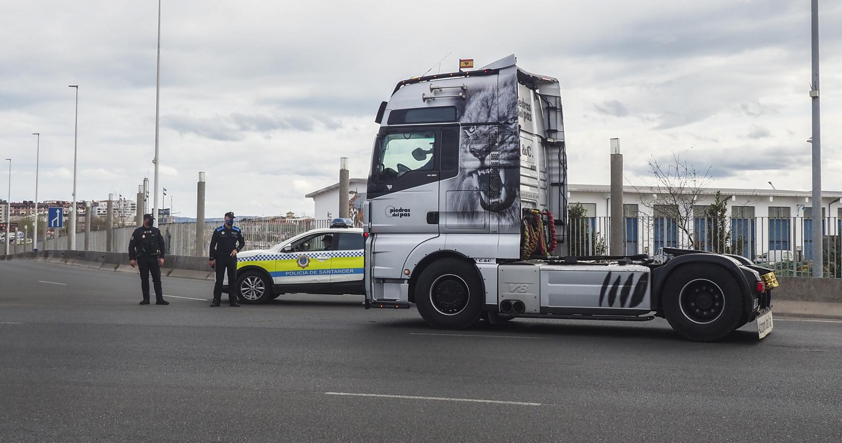 Cientos de cabezas tractoras han cogido la S-10 hacia el centro de la ciudad en una prostesta no autorizada que coincide con otra por la A-67 hasta Torrelavega. 