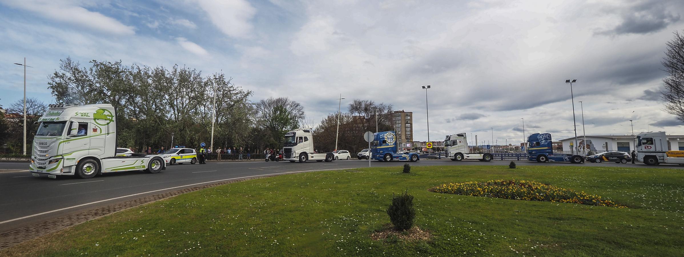 Cientos de cabezas tractoras han cogido la S-10 hacia el centro de la ciudad en una prostesta no autorizada que coincide con otra por la A-67 hasta Torrelavega. 