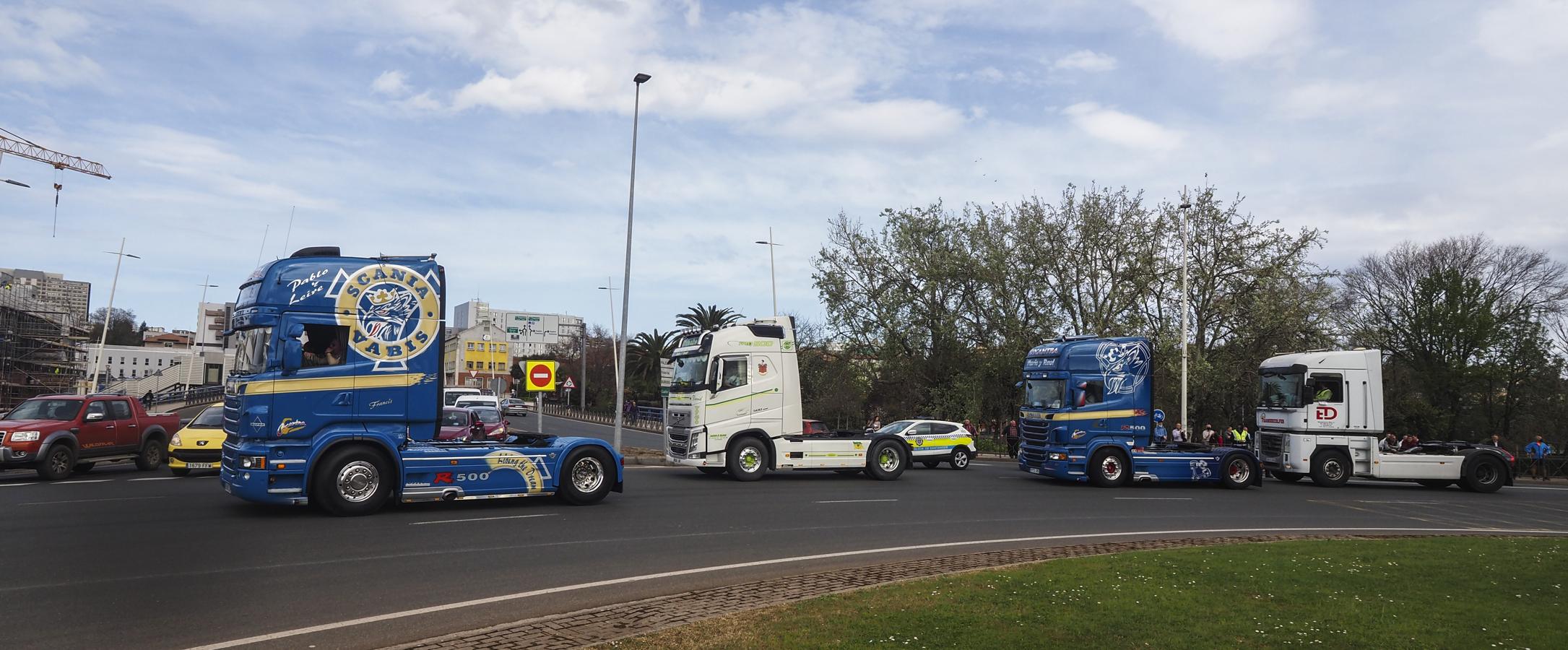 Cientos de cabezas tractoras han cogido la S-10 hacia el centro de la ciudad en una prostesta no autorizada que coincide con otra por la A-67 hasta Torrelavega. 