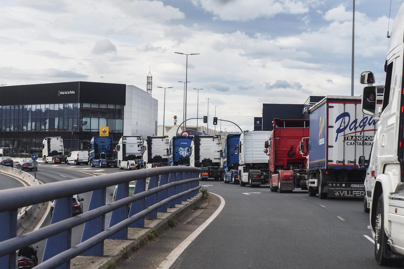 Cientos de cabezas tractoras han cogido la S-10 hacia el centro de la ciudad en una prostesta no autorizada que coincide con otra por la A-67 hasta Torrelavega. 