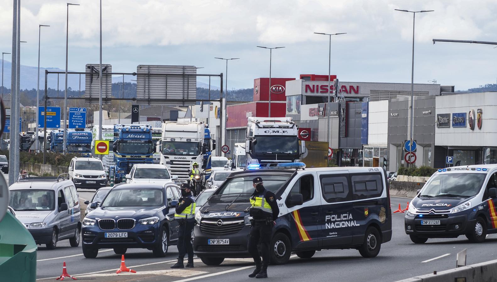 Cientos de cabezas tractoras han cogido la S-10 hacia el centro de la ciudad en una prostesta no autorizada que coincide con otra por la A-67 hasta Torrelavega. 