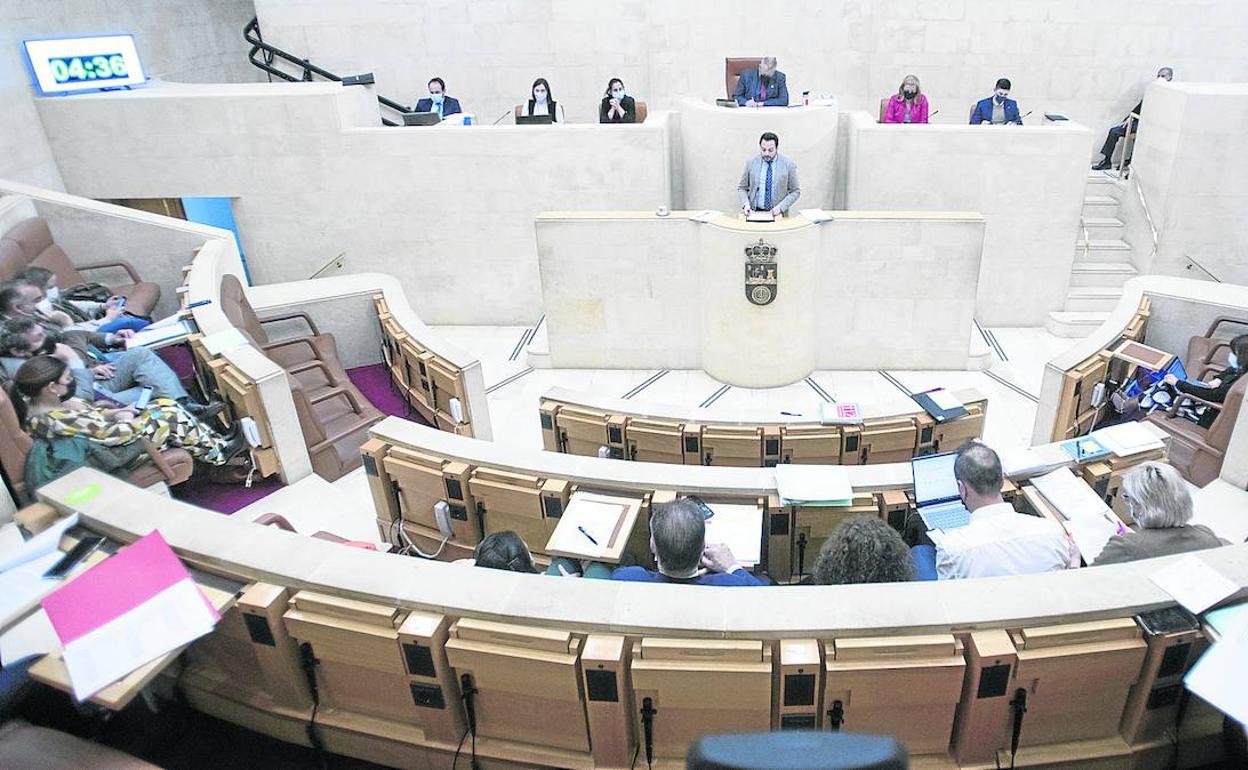 El diputado popular Álvaro Aguirre toma la palabra en el hemiciclo del Parlamento regional para hablar de juventud.