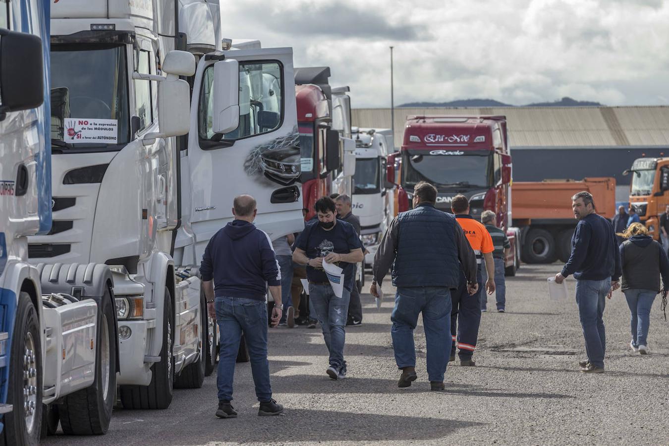 La explanada de Raos en la que se encuentra la Ciudad del Transportista ha estado repleta de cabezas tractoras estacionadas, listas para participar en la protesta.