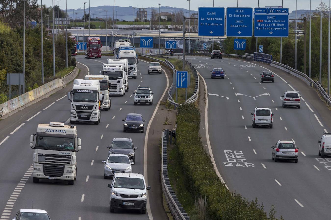 Los camiones circulan por la A-67 en dirección Torrelavega. 