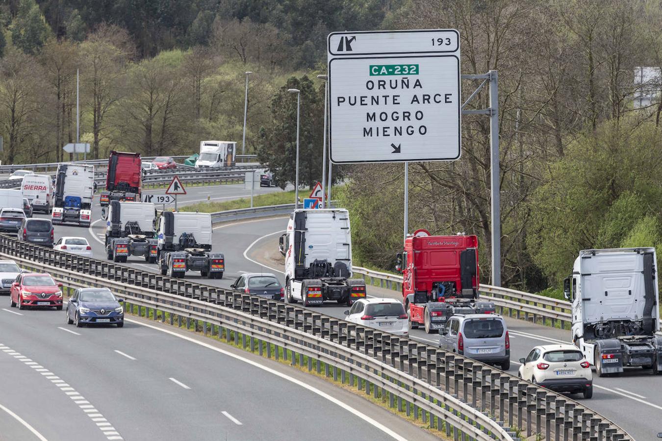 Los camiones circulan por la A-67 en dirección Torrelavega. 