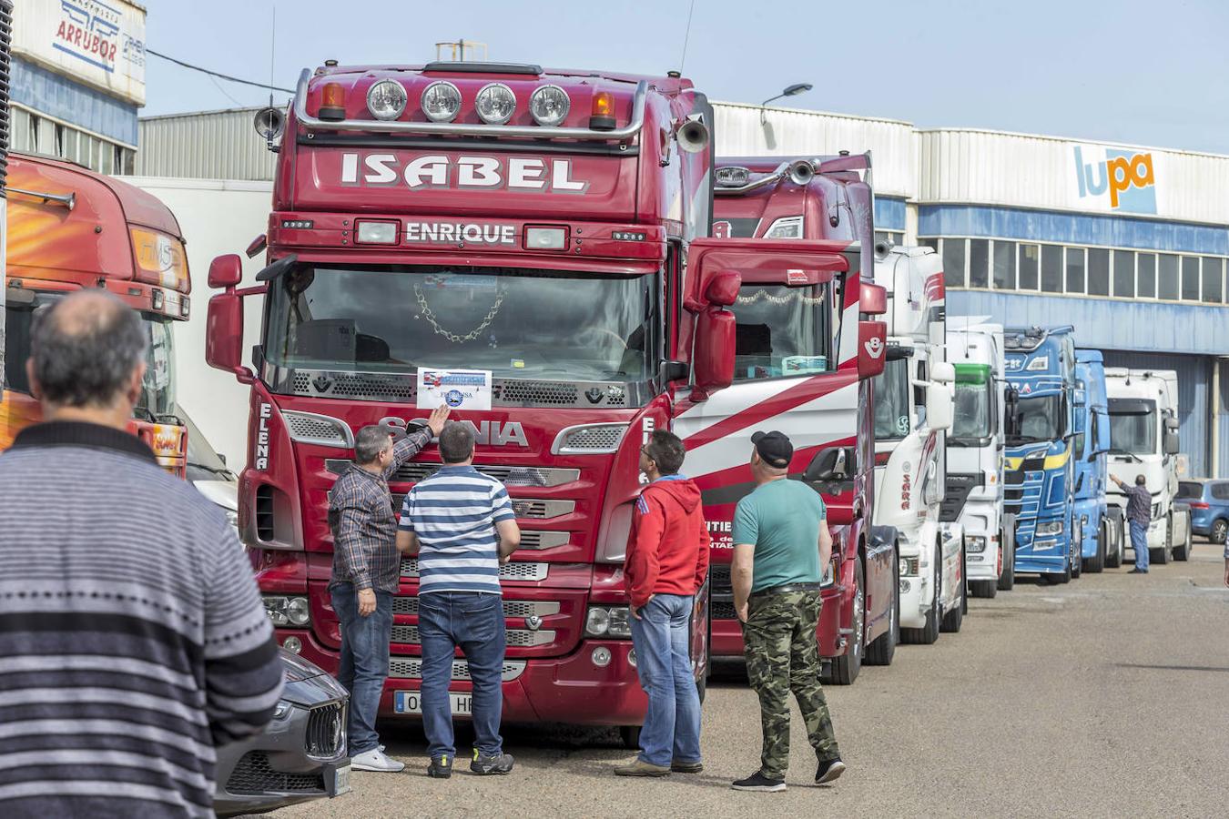 La explanada de Raos en la que se encuentra la Ciudad del Transportista ha estado repleta de cabezas tractoras estacionadas, listas para participar en la protesta.