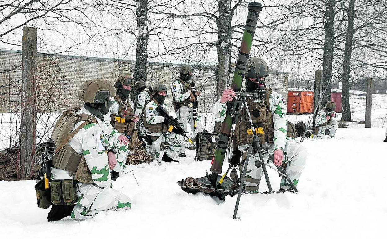 Soldados franceses del 7.º Batallón de Cazadores Alpinos participan en un simulacro como parte del despliegue de la OTAN en Estonia. 