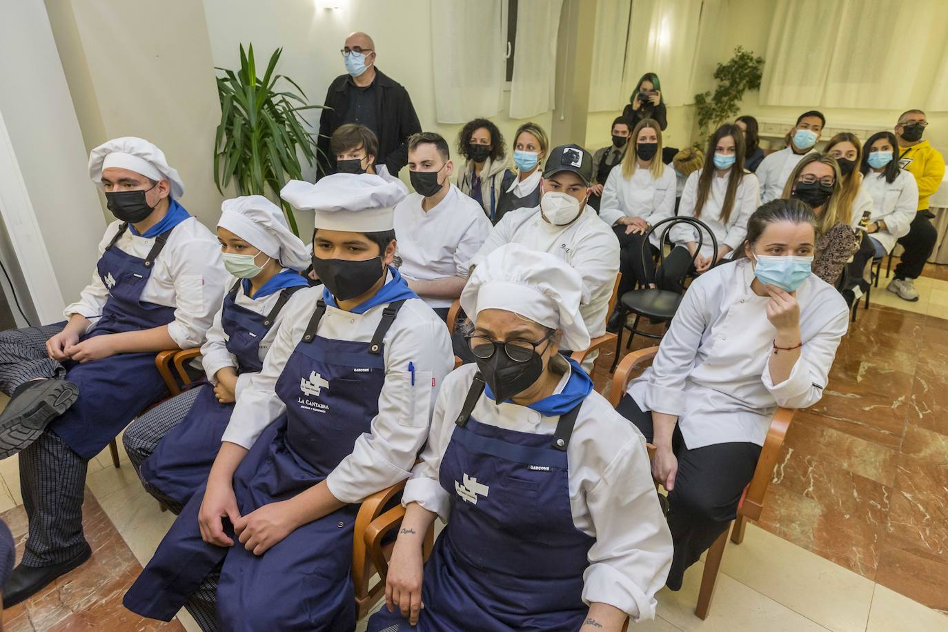 Alumnos de cocina de las escuelas de Laredo y Peñacastillo durante la entrega de premios