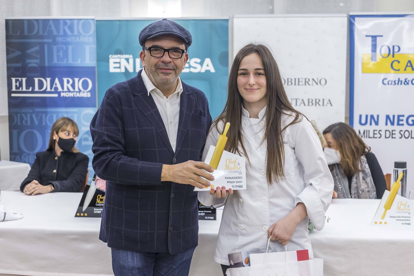 Jesús Sánchez, chef propietario del Cenador de Amós, y Helena de Campos, de Peñacastillo, premio al mejor pan. 