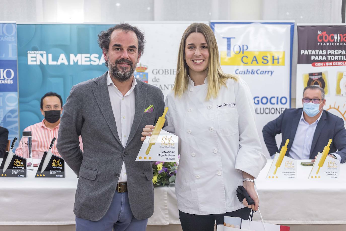 Ricardo Ezcurdia, de la Academia Cántabra de Gastronomía, y Camila Rodrigué, de Peñacastillo, premio a la mejor bollería.