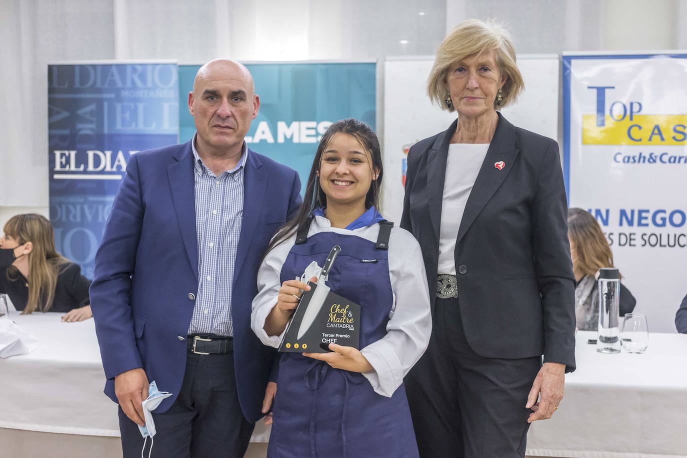 Juan Manuel Pérez, de Top Cash; Janery Rodríguez, tercer premio Chef Cantabria 2022, y Marina Lombó, consejera de Educación y Formación Profesional.