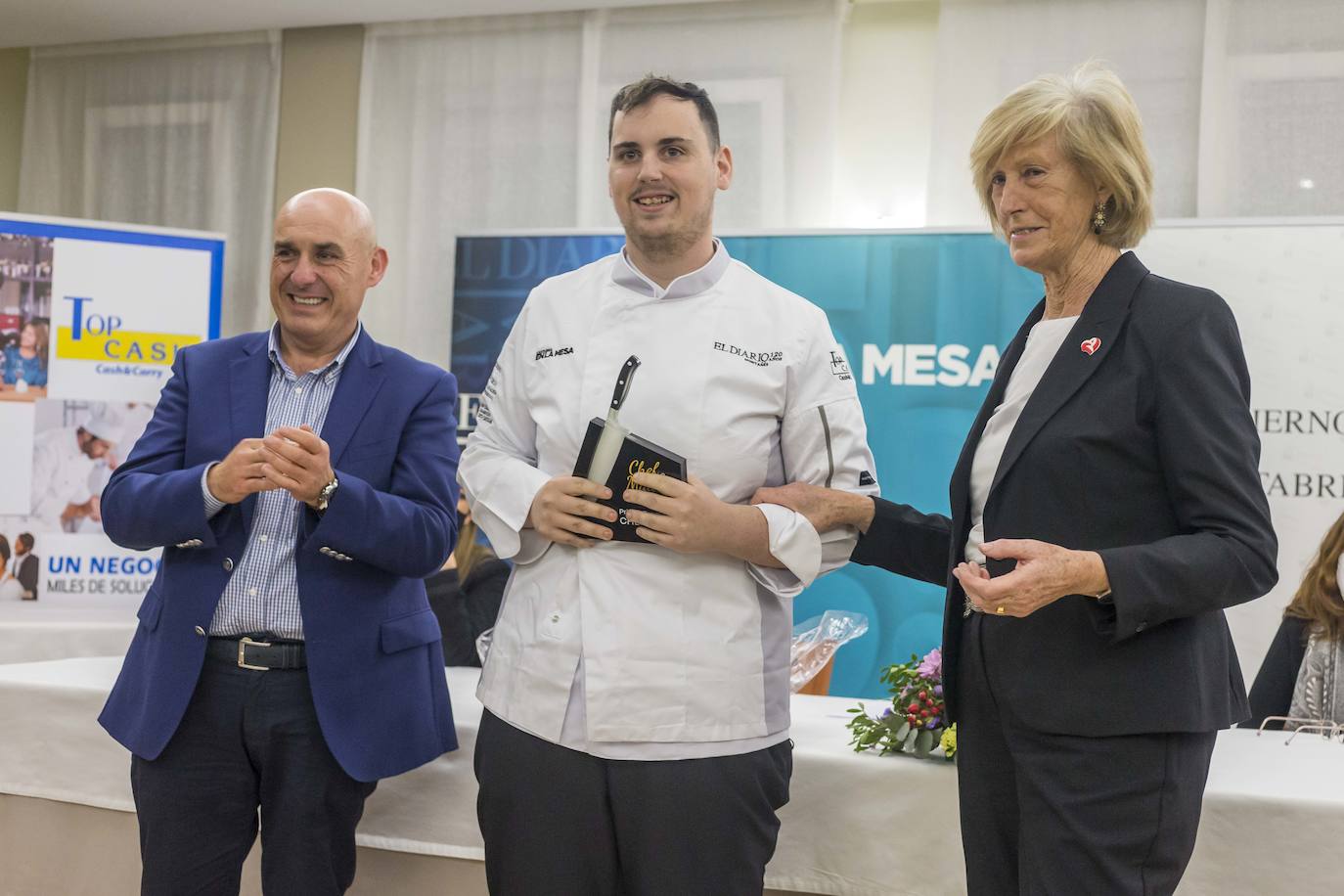 Juan Manuel Pérez, de Top Cash, Javier Pérez, ganador de Chef Cantabria 2022, y Marina Lombó, consejera de Educación y FP.