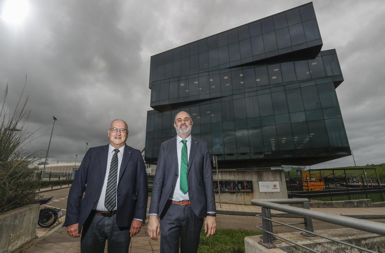 Juan Carlos Ramos y Roberto García (derecha), en el Parque Científico y Tecnológico de Cantabria (Pctcan). 