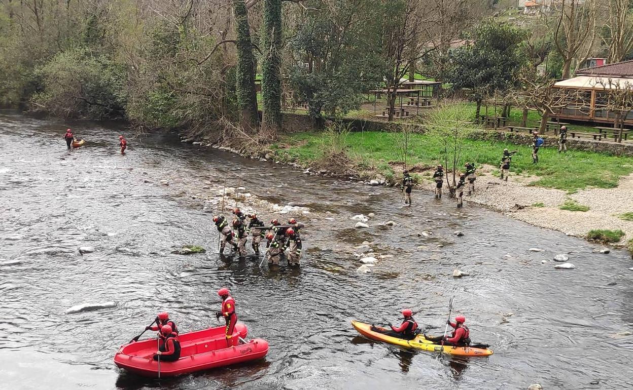 Los militares realizan labores de rastreo en el río