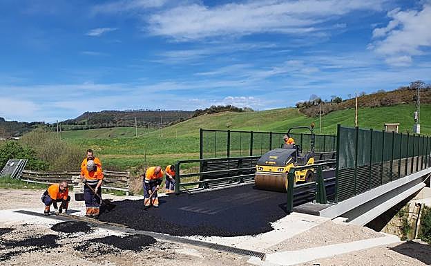 Imagen en la que se pueden ver los trabajos de asfaltados que se están llevando a cabo durante este martes