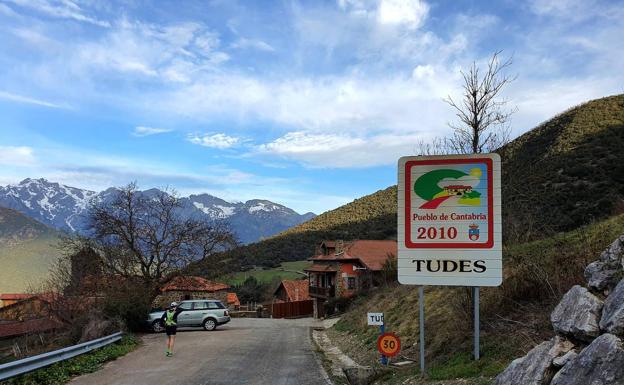 Entrada al pueblo de Tudes, el más bonito de Cantabria en 2010