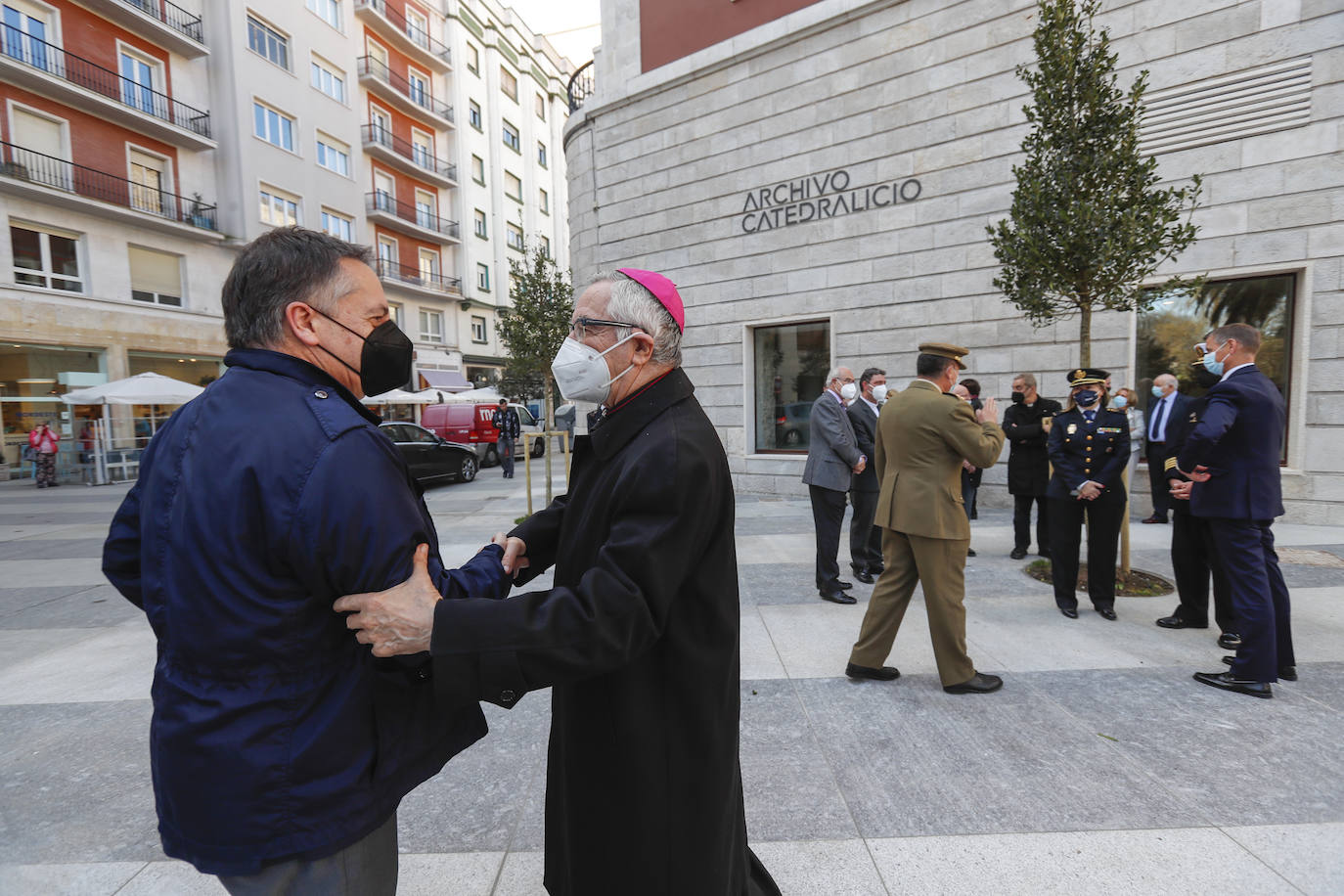 El obispo de Santander con el director de El Diario Montañés, Íñigo Noriega