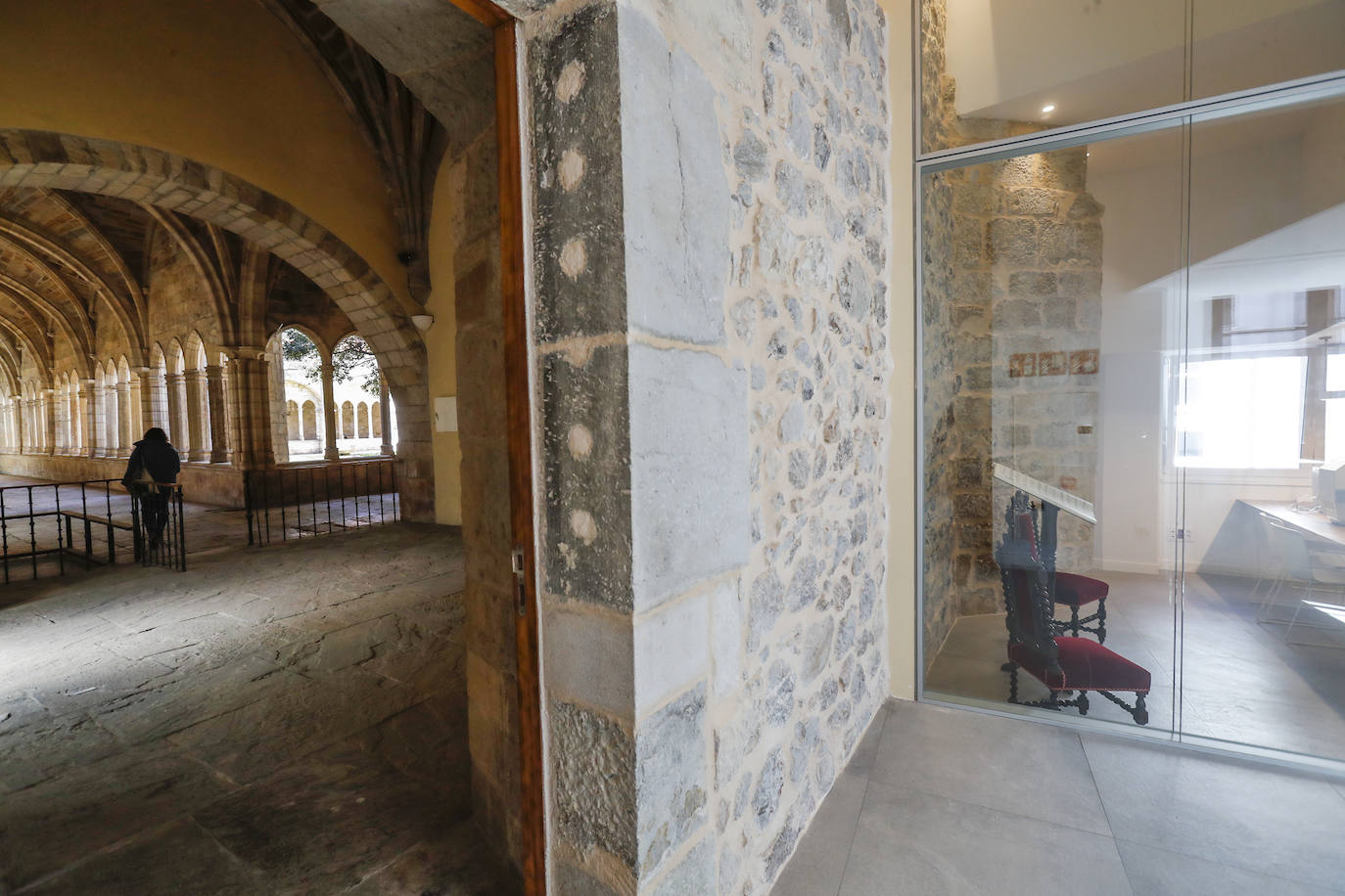 El museo tiene como fondo dominante en todo su espacio, de unos 300 metros cuadrados, el muro del Castillo de San Felipe, totalmente restaurado.