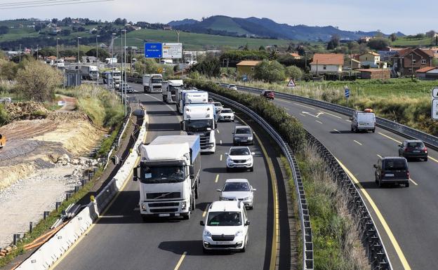 Imagen de un convoy de camiones que circulaba ayer por la autovía A-67, protegido por patrullas de la Guardia Civil.