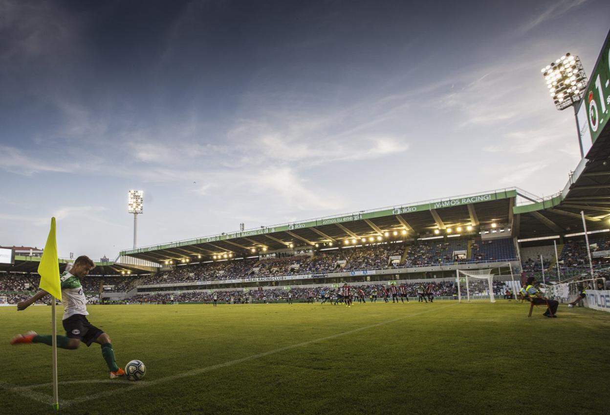 La iluminación del estadio es uno de los aspectos en los que deberá trabajar el Racing. Javier COtera