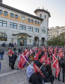 Imagen secundaria 2 - Unas doscientas personas exigen en Santander medidas contra la escalada de precios