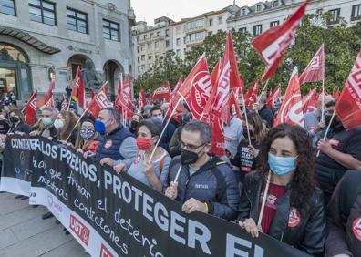 Imagen secundaria 1 - Unas doscientas personas exigen en Santander medidas contra la escalada de precios