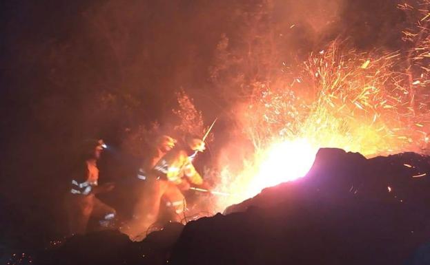 Imagen de uno de los incendios provocados estos días. Vídeo: extinción de un incendio en Liérganes, este lunes.