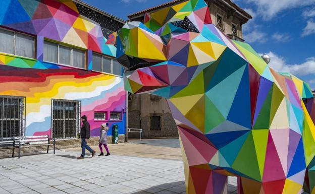 Trabajos del artista Okuda, el oso y la fachada, en el paseo del río Ebro, en Reinosa. 