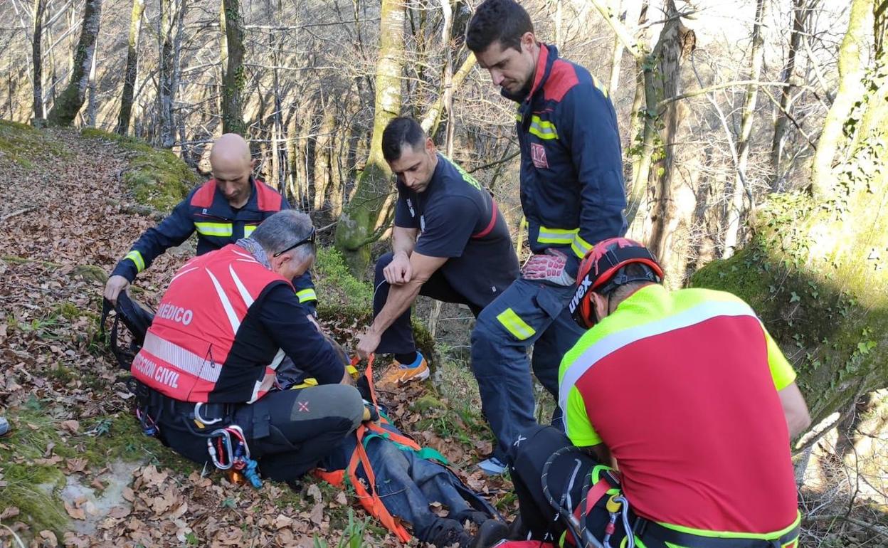 Imagen tomada durante el rescate del vecino de Vega de Pas en un monte de Pandillo.