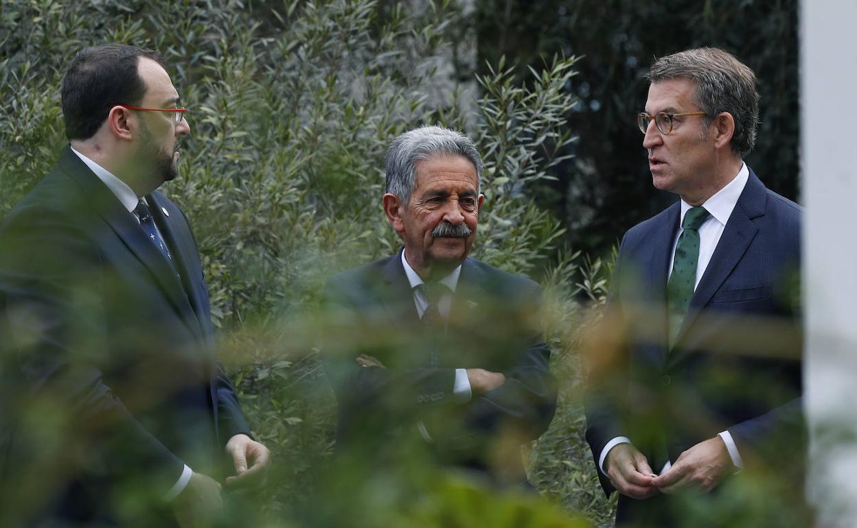 El presidente de Asturias, Adrián Barbón, Miguel Ángel Revilla, y el presidente gallego, Alberto Núñez Feijóo.