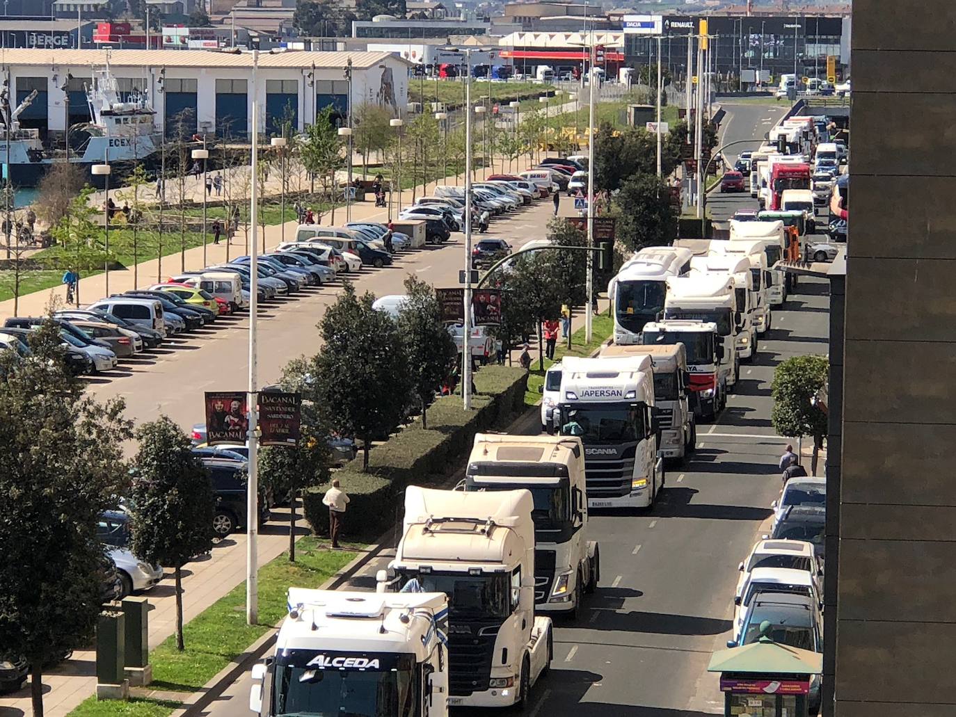 Fotos: La marcha lenta de los camioneros por el centro de Santander