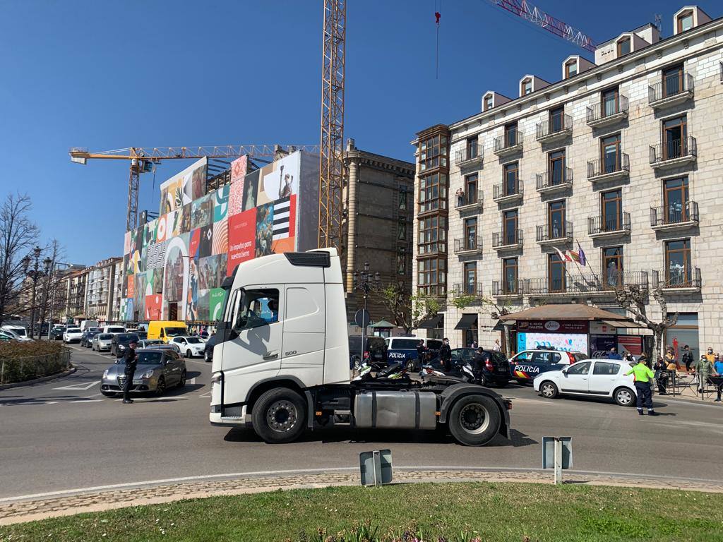 Fotos: La marcha lenta de los camioneros por el centro de Santander