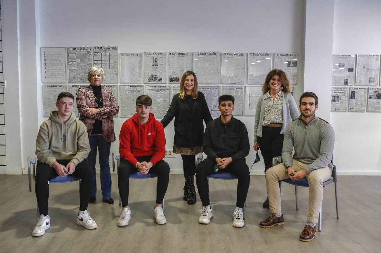 Bio Mechanich. De izquierda a derecha y de arriba abajo: María Eugenia Antón (directora), Rosa Castrillo (mentora), Ana Esther Cruz (tutora), Daniel de la Fuente, Julen Escalante, Steven Rodríguez y Pelayo Ania (estudiantes). 