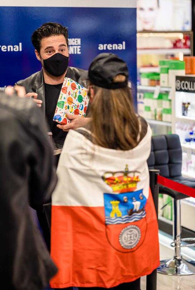 Una 'fan' con la bandera de Cantabria le hace entrega de un regalo.