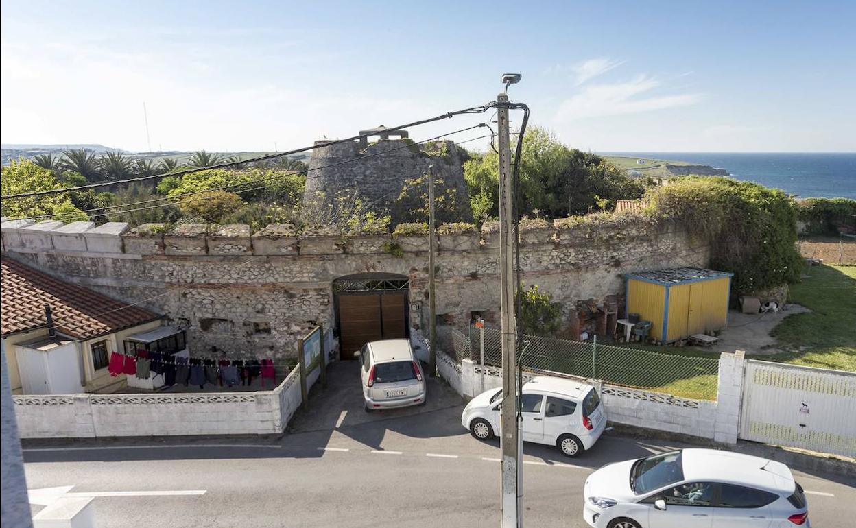 El Castillo de Corbanera, en Monte, que ha quedado en manos de los particulares que han construido allí.