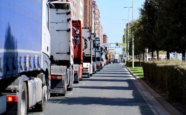 Cuatrocientos camiones toman la ciudad a bocinazos en protesta por el precio de los carburantes