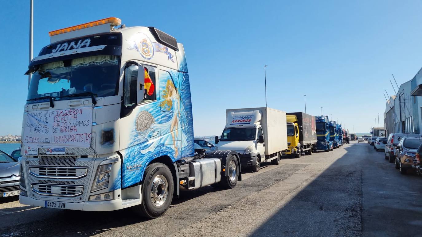 Durante más de una hora, los camiones y furgonetas fueron llegando a Raos para emprender juntos la marcha a Santander. La salida se retrasó hasta las 11.40, porque seguían llegando más y más vehículos y por un problema inesperado con el permiso de la Delegación del Gobierno, que finalmente se solventó.