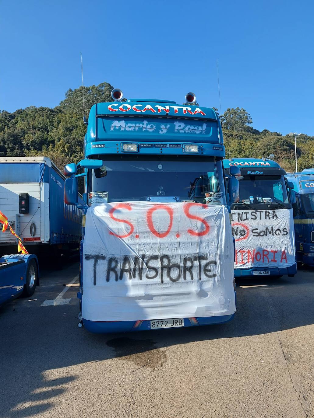 Durante más de una hora, los camiones y furgonetas fueron llegando a Raos para emprender juntos la marcha a Santander. La salida se retrasó hasta las 11.40, porque seguían llegando más y más vehículos y por un problema inesperado con el permiso de la Delegación del Gobierno, que finalmente se solventó.