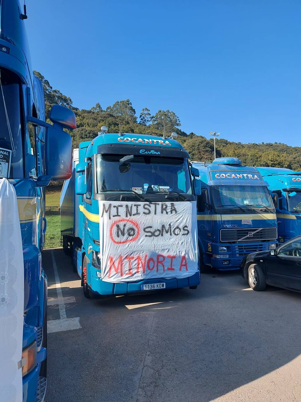 Durante más de una hora, los camiones y furgonetas fueron llegando a Raos para emprender juntos la marcha a Santander. La salida se retrasó hasta las 11.40, porque seguían llegando más y más vehículos y por un problema inesperado con el permiso de la Delegación del Gobierno, que finalmente se solventó.