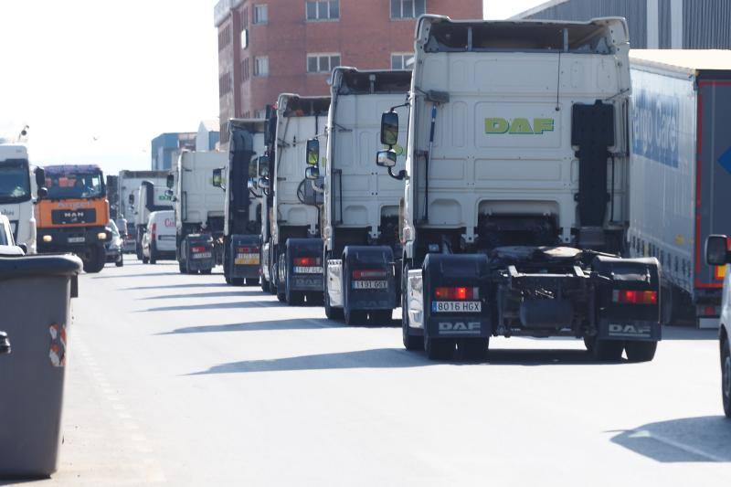 Durante más de una hora, los camiones y furgonetas fueron llegando a Raos para emprender juntos la marcha a Santander. La salida se retrasó hasta las 11.40, porque seguían llegando más y más vehículos y por un problema inesperado con el permiso de la Delegación del Gobierno, que finalmente se solventó.