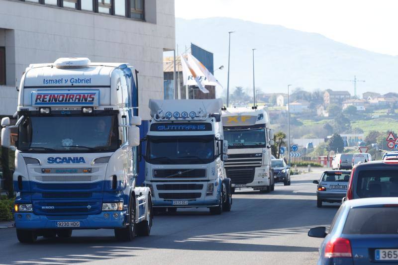 Durante más de una hora, los camiones y furgonetas fueron llegando a Raos para emprender juntos la marcha a Santander. La salida se retrasó hasta las 11.40, porque seguían llegando más y más vehículos y por un problema inesperado con el permiso de la Delegación del Gobierno, que finalmente se solventó.